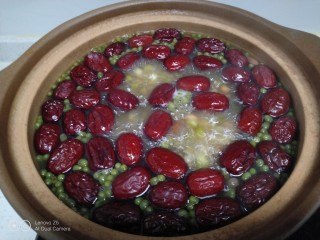 8、山药红枣糕,大火煮开转小火煮50分钟。