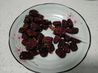 9、山药红枣糕,捞出去核。