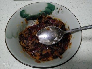 10、山药红枣糕,用勺子压成泥。