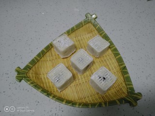 14、山药红枣糕,放入模具中压成型。