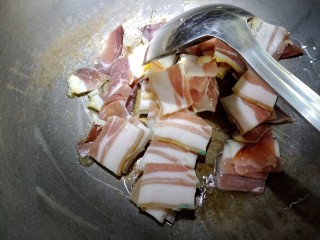 6、蒜苗炒腊肉,先放入腊肉小火慢慢煸香。