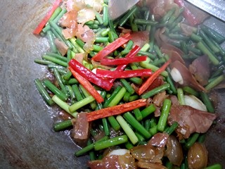 11、蒜苗炒腊肉,最后放入红椒条。翻炒下就可以出锅了。