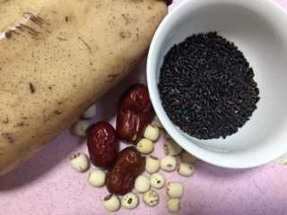 1、紫米糖藕,准备的材料。