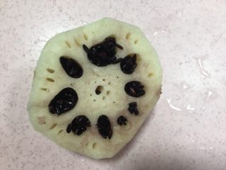 8、紫米糖藕,顶部切开部分孔中野要塞紫米进去压实。