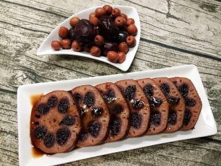19、紫米糖藕,莲子和红枣可以当冷菜，莲藕切片上桌即可。