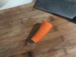 3、春季到来春满窗➕四季歌漾“素四鲜”,胡萝卜削皮清洗备用