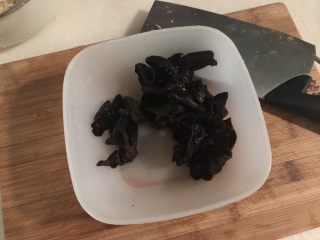 4、春季到来春满窗➕四季歌漾“素四鲜”,泡发好的黑木耳在清水下揉搓洗净