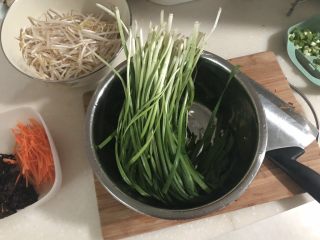 6、春季到来春满窗➕四季歌漾“素四鲜”,韭菜择好清洗控水备用