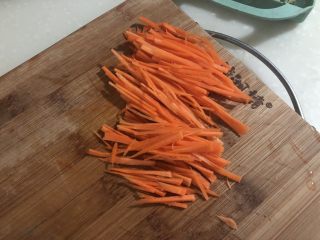 8、春季到来春满窗➕四季歌漾“素四鲜”,胡萝卜切细丝，尽量切的细一点，阿晨的刀工，大家多多包涵啊????