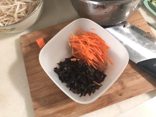 9、春季到来春满窗➕四季歌漾“素四鲜”,黑木耳切丝