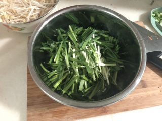 10、春季到来春满窗➕四季歌漾“素四鲜”,韭菜切段，长度大概与绿豆芽相仿