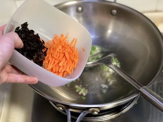 13、春季到来春满窗➕四季歌漾“素四鲜”,加入胡萝卜，煸炒到胡萝卜变软