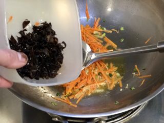 15、春季到来春满窗➕四季歌漾“素四鲜”,仍然小火，加入黑木耳（如果怕黑木耳爆锅，可以事先焯水），煸炒半分钟