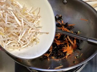 16、春季到来春满窗➕四季歌漾“素四鲜”,转中火，加入绿豆芽翻炒半分钟