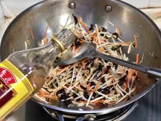 17、春季到来春满窗➕四季歌漾“素四鲜”,淋上少许料酒翻炒去除豆芽腥味