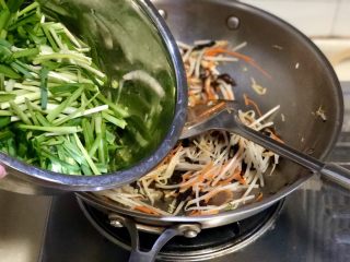 18、春季到来春满窗➕四季歌漾“素四鲜”,转中大火，加入韭菜段，翻炒均匀。韭菜一定要大火快炒以免韭菜炒过头不嫩软塌。还有个技巧，可以先炒韭菜杆，再炒韭菜叶。阿晨今天买的韭菜很细嫩，所以一起下锅炒的