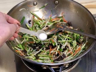 19、春季到来春满窗➕四季歌漾“素四鲜”,尝下咸淡，根据个人口味，添加适量食盐调味，翻炒均匀即可出锅