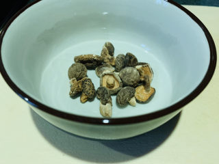 1、香菇豆腐汤,干袖珍菇1小把；