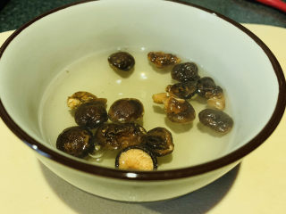 2、香菇豆腐汤,用水泡发；