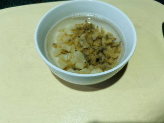 4、香菇豆腐汤,用水泡发，泡20分钟即可；