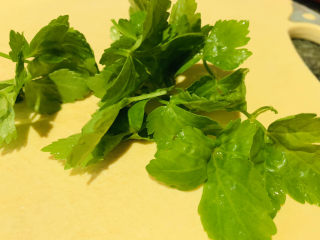 5、香菇豆腐汤,芹菜也洗净；