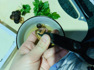7、香菇豆腐汤,泡发好的香菇把根剪掉；