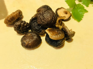 8、香菇豆腐汤,剪好洗净的香菇；