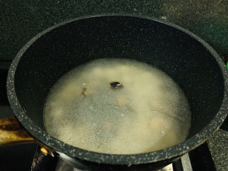 11、香菇豆腐汤,加入清水；