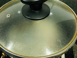 12、香菇豆腐汤,盖住锅盖，大火烧开，转中小火熬15分钟；