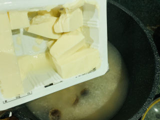 15、香菇豆腐汤,加入内脂豆腐；