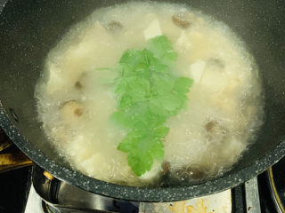 17、香菇豆腐汤,加芹菜叶；