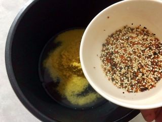 9、（食膳）养生粥系列の桃胶藜麦红枣红糖小米粥,连同饮用水一起倒入藜麦