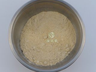 1、健脾养胃-八珍糕,材料打成粉。在药店购买，可以让药店帮忙打成粉。我是自己家打粉的，可以多打点时间，粉细些。