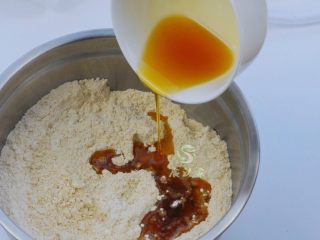 3、健脾养胃-八珍糕,倒入芝麻油搅拌匀。芝麻油有甘凉润燥的作用，可以解毒清热，杀虫。