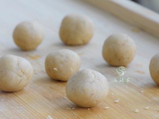 4、健脾养胃-八珍糕,加水揉成团，然后分成小圆块。我基本上分成50-60个。