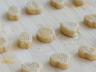 5、健脾养胃-八珍糕,用模具压成造型。