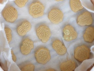 6、健脾养胃-八珍糕,放入蒸锅内，蒸20-30分钟。完成。