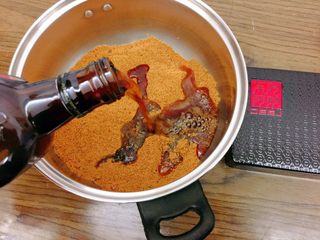 4、阿胶固元膏,黄酒倒入阿胶粉中。