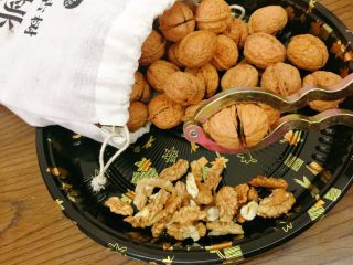 6、阿胶固元膏,核桃剥壳。