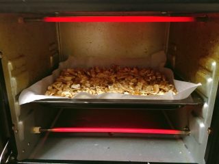 8、阿胶固元膏,放入烤箱，120度，上下火，中层，约15分钟，有香味拿出，注意观察，不要烤过火了哦。