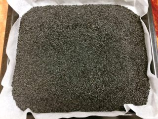 9、阿胶固元膏,同样的，准备好黑芝麻在烤盘中。