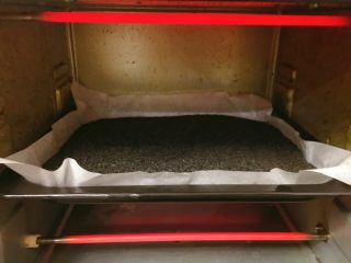 10、阿胶固元膏,同样放入烤箱，120度，上下火，中层，约15分钟，有香味拿出。