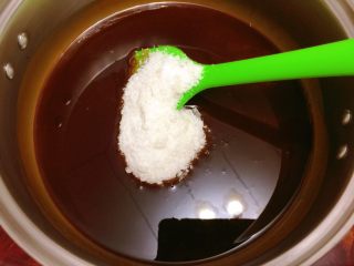 16、阿胶固元膏,把冰糖粉倒入泡好的阿胶中。（经过24小时侵泡的阿胶完全溶合至黄酒中了）。