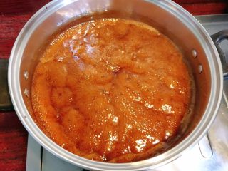 17、阿胶固元膏,先用中大火把阿胶煮开。