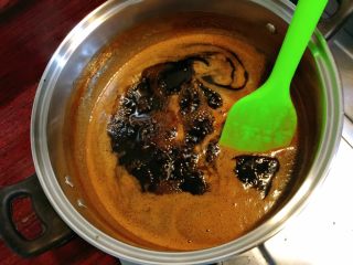 18、阿胶固元膏,转小火，慢慢熬制，时不时得搅拌搅拌，防止粘锅。