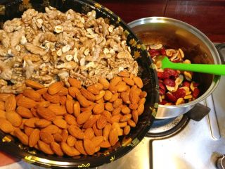 21、阿胶固元膏,加入杏仁、核桃。