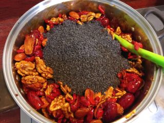 24、阿胶固元膏,迅速加入黑芝麻。