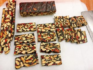 30、阿胶固元膏,切成自己喜欢的形状。