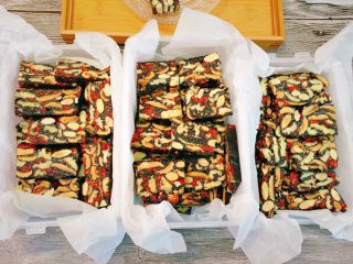 31、阿胶固元膏,切好再放回保鲜盒，吃的时候拿两块，不吃再放回去冰箱保鲜哦。