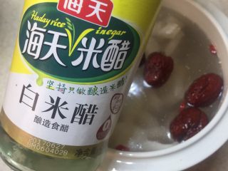 9、印度椰子鸡汤,加入醋。